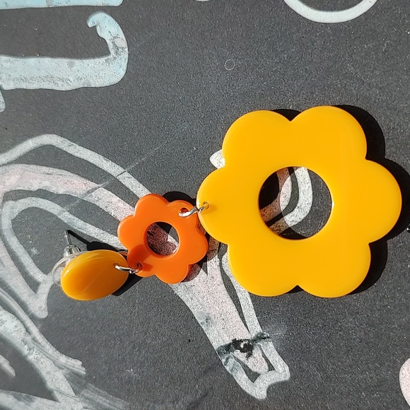NWT orange and yellow flower drop earrings - Picture 2 of 5
